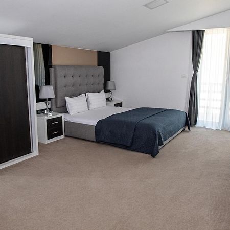 Complex Noblesse Hotel Васлуи Екстериор снимка