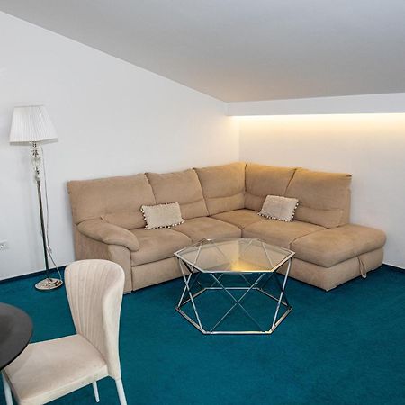 Complex Noblesse Hotel Васлуи Екстериор снимка