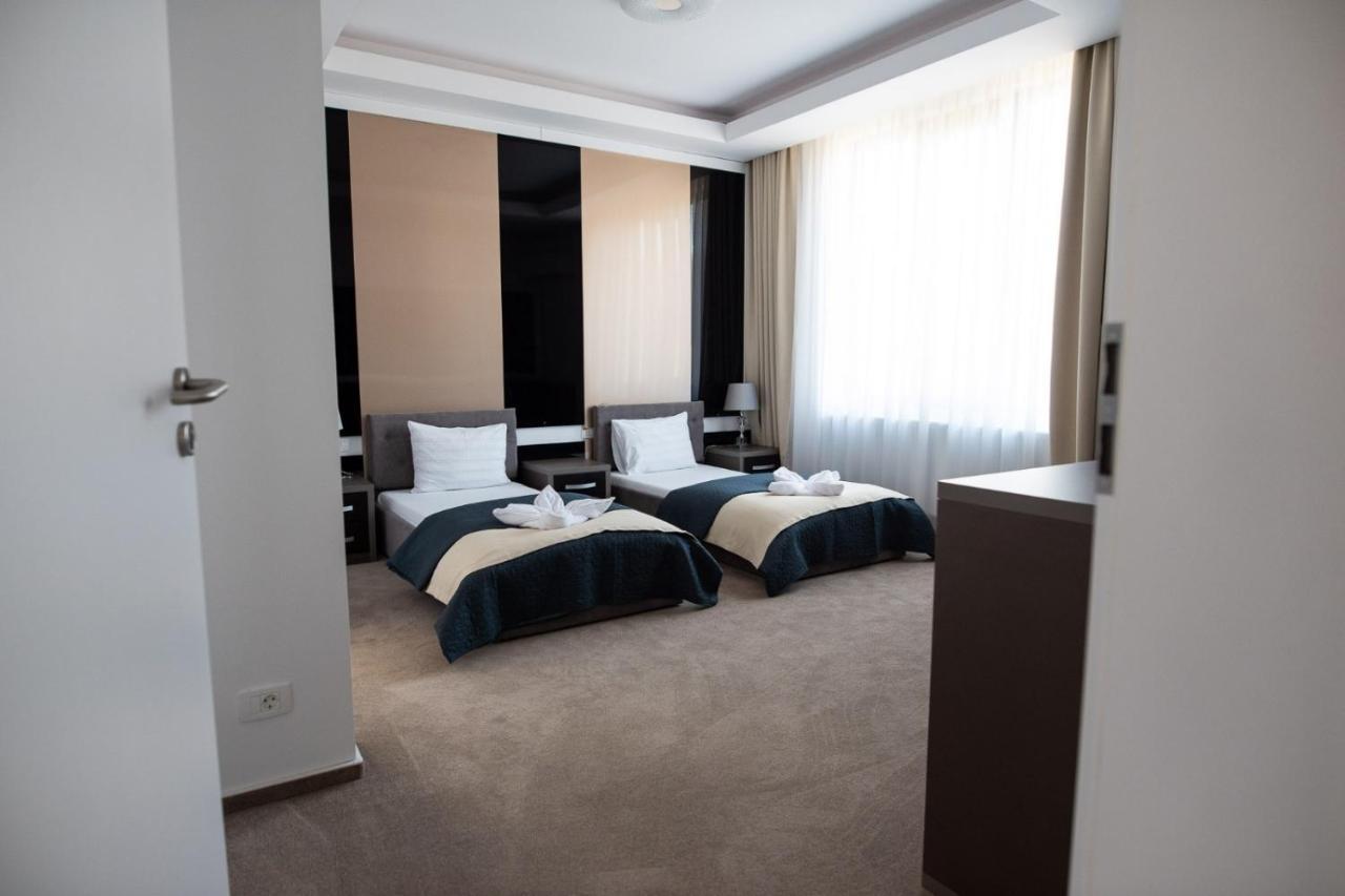 Complex Noblesse Hotel Васлуи Екстериор снимка