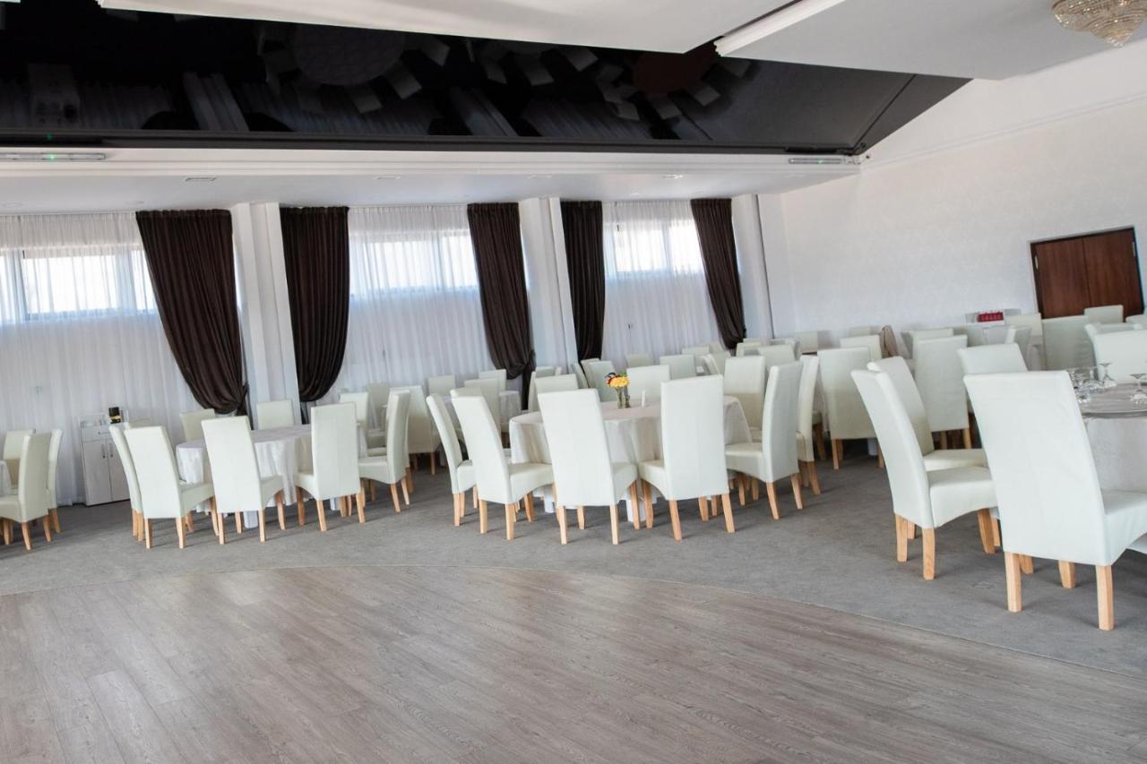 Complex Noblesse Hotel Васлуи Екстериор снимка