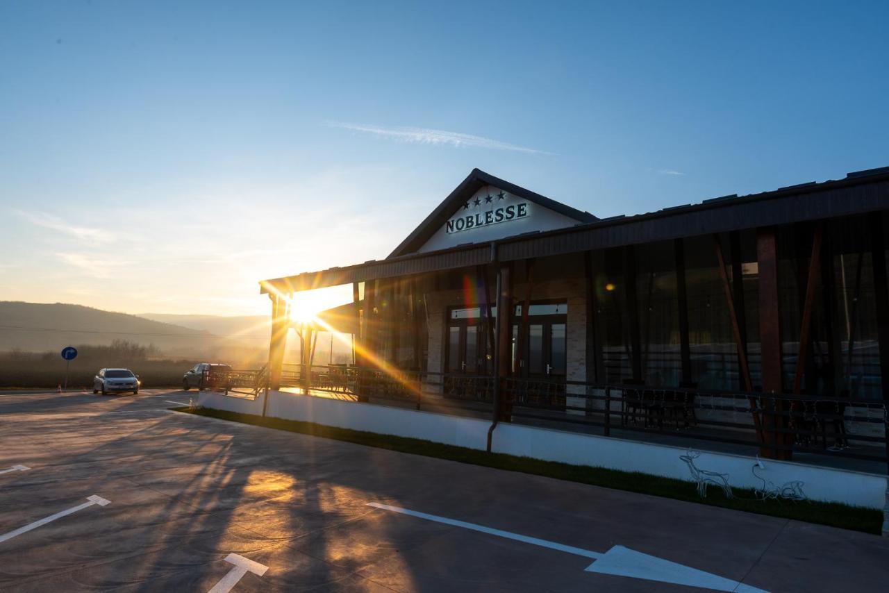 Complex Noblesse Hotel Васлуи Екстериор снимка