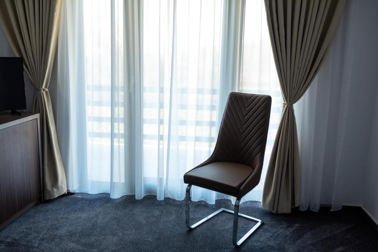 Complex Noblesse Hotel Васлуи Екстериор снимка