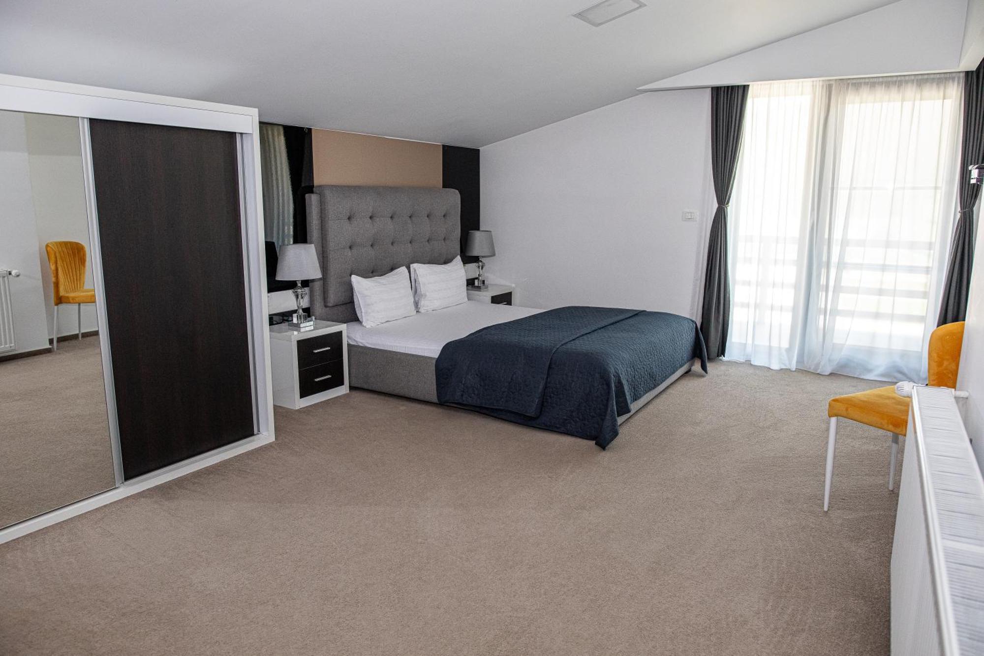Complex Noblesse Hotel Васлуи Екстериор снимка