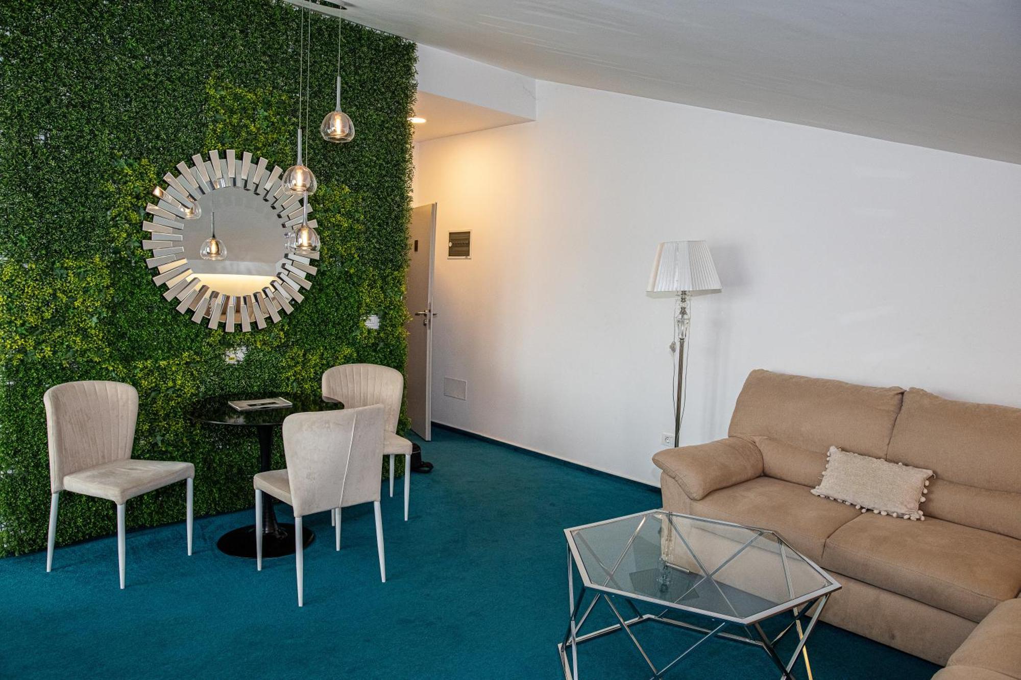 Complex Noblesse Hotel Васлуи Екстериор снимка