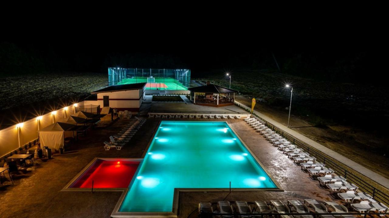 Complex Noblesse Hotel Васлуи Екстериор снимка