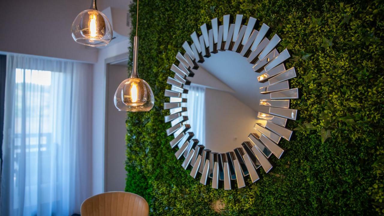 Complex Noblesse Hotel Васлуи Екстериор снимка